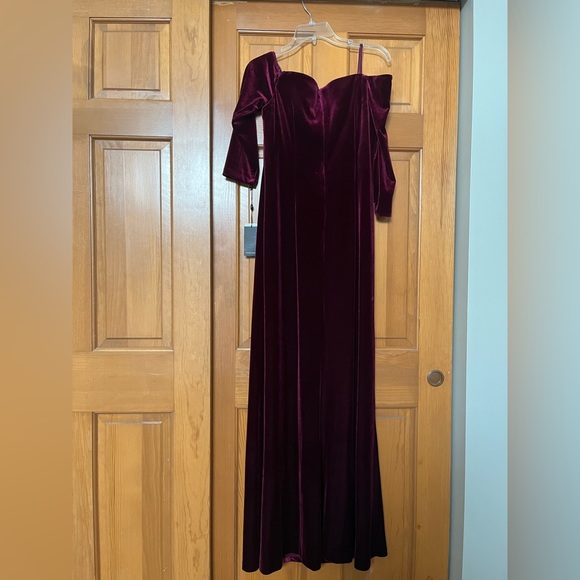 Adrianna Papell Womens Velvet Long Evening Dress Burgundy SIZE 8 NEVER WORN - Picture 2 of 5